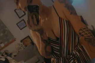 Ready to chill for the night . hmu - Image 4